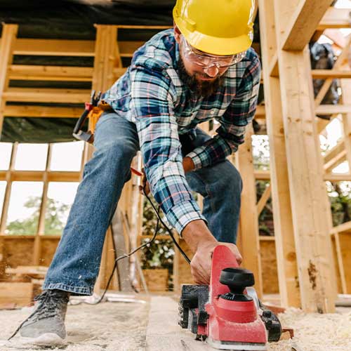 Hombre construyendo cabañas de madera en xalapa